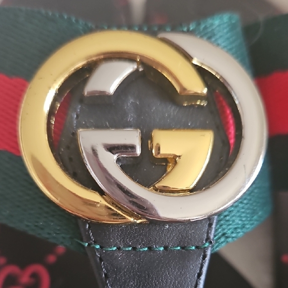 Gucci Black and Red Thong Sandals with Gold Accent - Picture 2 of 4